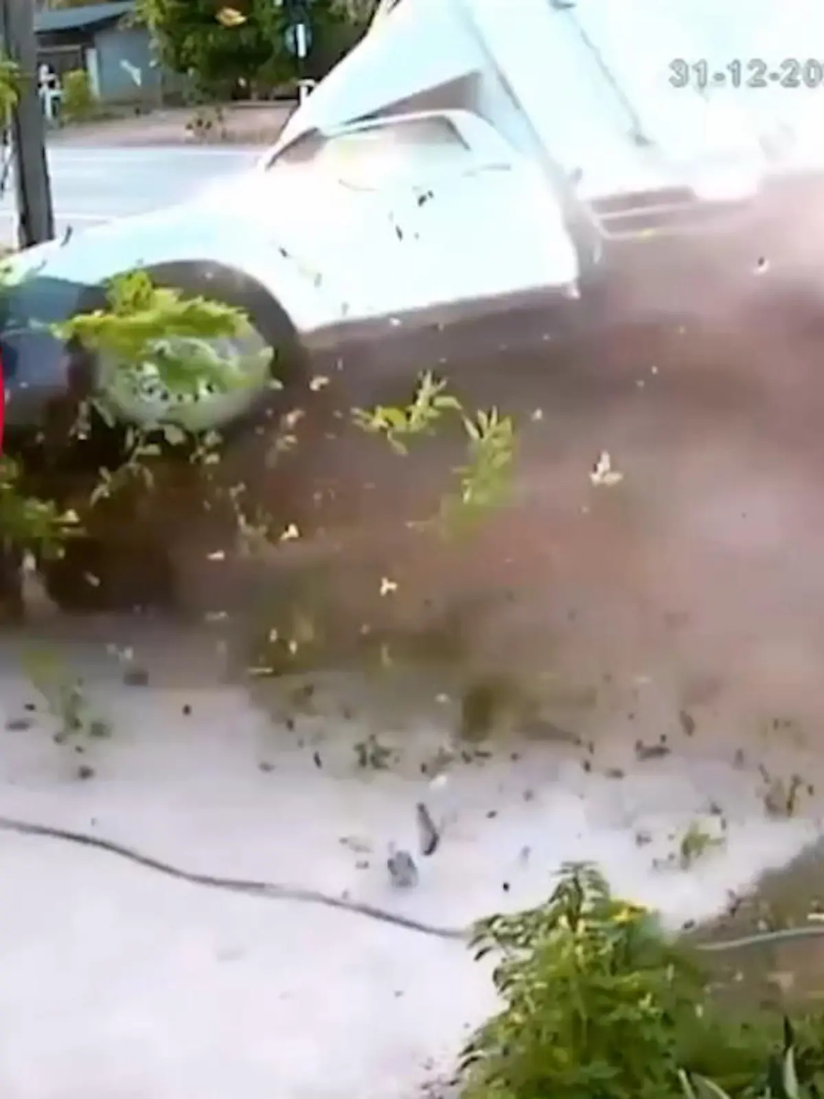Riesenglück hat diese Frau in Thailand. Dort hat ein Fahrer die Kontrolle über seinen Wagen verloren und kracht mit hoher Geschwindigkeit in ein an der Straße gelegenes Haus. Ein Überwachungsvideo hält den Schreckmoment kurz vor Weihnachten fest.
