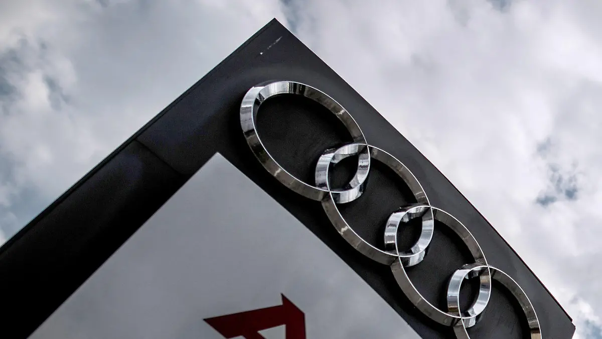 ARCHIV - Dunkle Wolken ziehen am 02.06.2017 über einen Audi-Händler in Fellbach (Baden-Württemberg). (zu dpa "VW-Tochter Audi ruft 850 000 Diesel für Update in die Werkstatt" vom 21.07.2017) Foto: Christoph Schmidt/dpa +++(c) dpa - Bildfunk+++