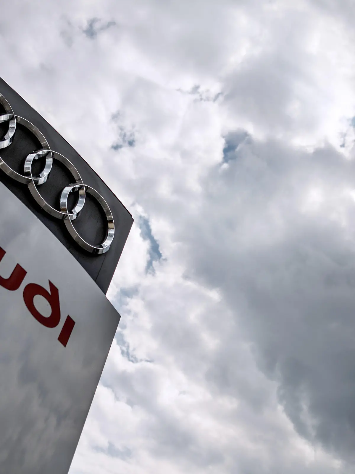 ARCHIV - Dunkle Wolken ziehen am 02.06.2017 über einen Audi-Händler in Fellbach (Baden-Württemberg). (zu dpa "VW-Tochter Audi ruft 850 000 Diesel für Update in die Werkstatt" vom 21.07.2017) Foto: Christoph Schmidt/dpa +++(c) dpa - Bildfunk+++