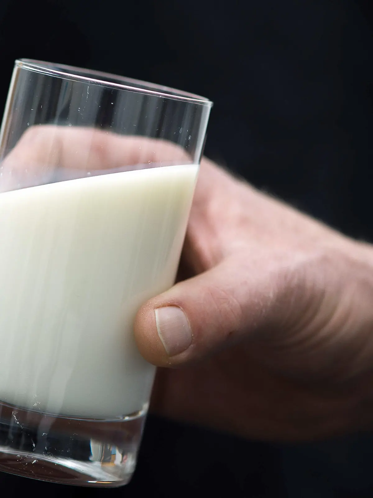 ARCHIV - ILLUSTRATION - 18.02.2016, Hamburg: Ein Mann hält ein Glas Milch in der Hand. (Zu dpa "Milchpreise sinken deutlich") Foto: Lukas Schulze/dpa +++ dpa-Bildfunk +++