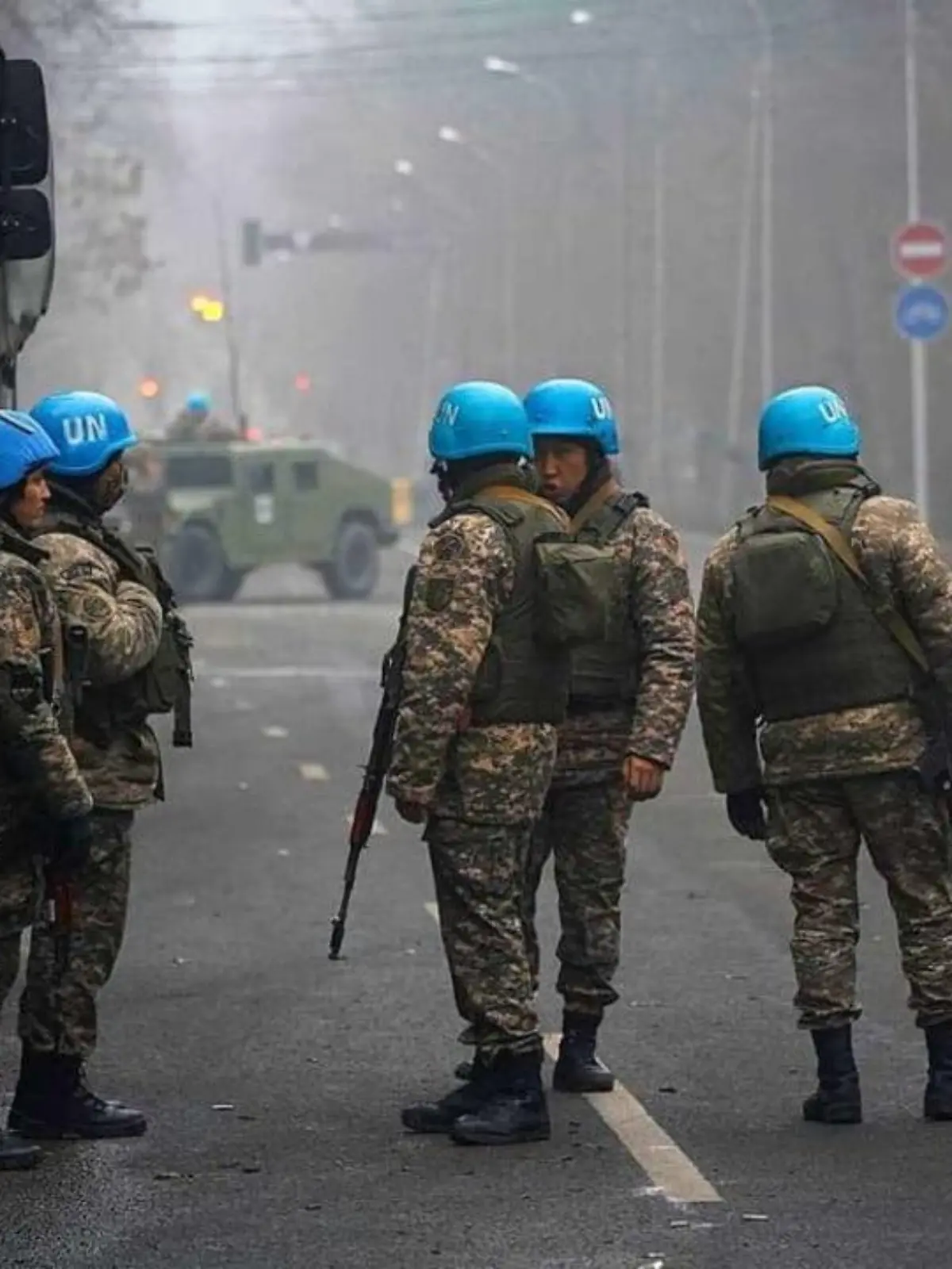 Kasachische Soldaten mit UN-Blauhelmen