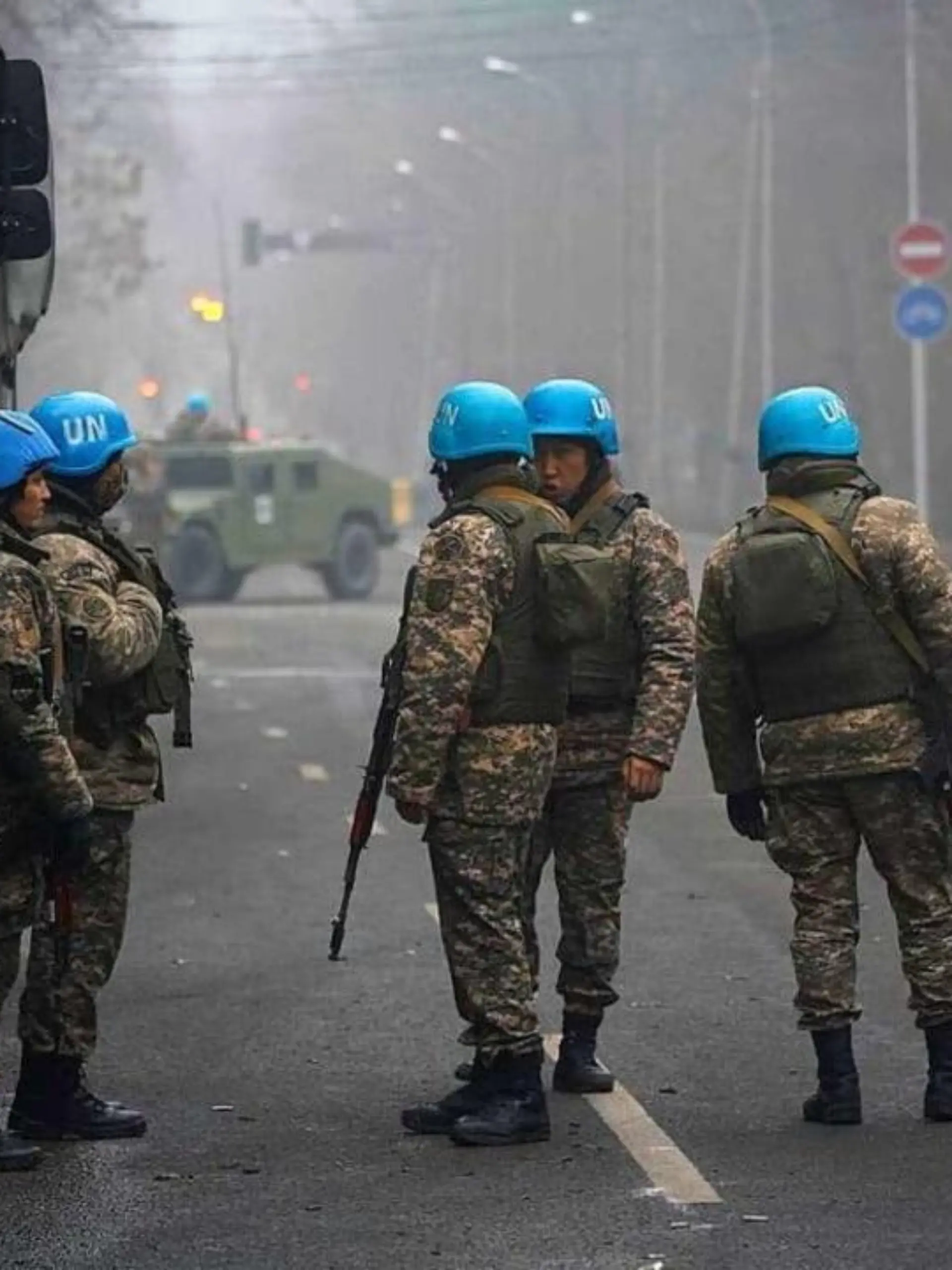 Kasachische Soldaten mit UN-Blauhelmen