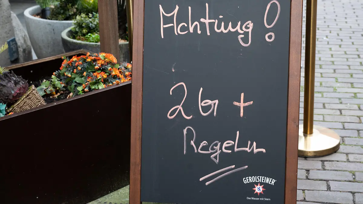 ARCHIV - 10.12.2021, Niedersachsen, Hannover: Ein Hinweisschild mit Aufschrift "Achtung! 2G+ Regel" steht vor einem Restaurant in der Innenstadt. (zu dpa: «Ramelow: 2G plus landesweit in Restaurants ab 23. Januar») Foto: Julian Stratenschulte/dpa +++ dpa-Bildfunk +++