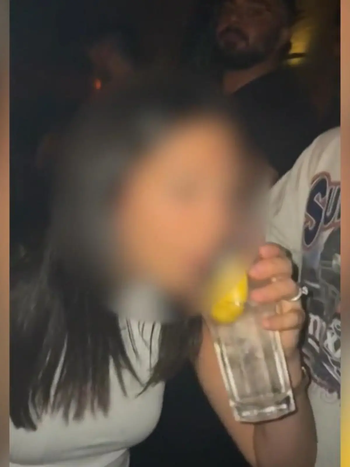 In einem Club in Australien tanzt sie mit verschiedenen Männern, umarmt Frauen – und trinkt sogar aus dem gleichen Glas einer fremden Person. Der Hintergrund der unfassbaren Aktion ist fragwürdig.
