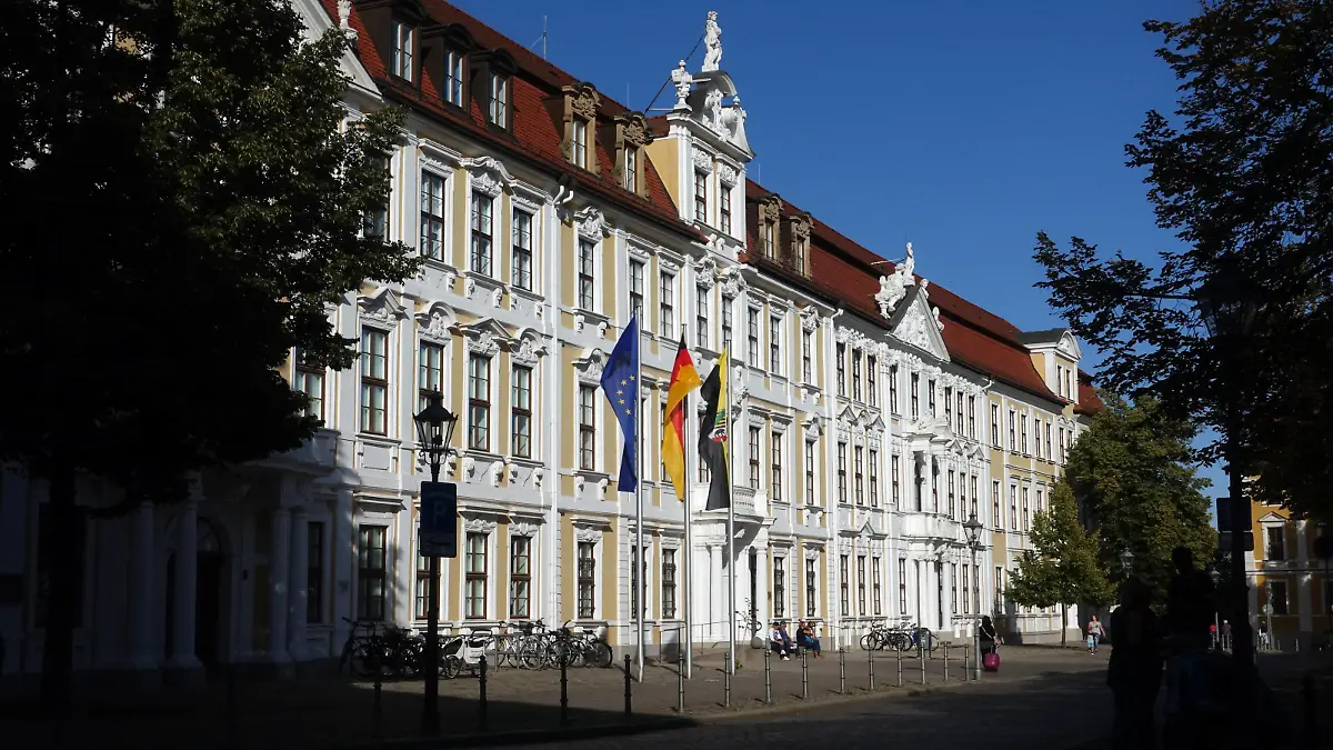  06.09.2019, Magdeburg, Sachsen-Anhalt, GER - Landtag von Sachsen-Anhalt. Architektur, aussen, Aussenaufnahme, Baukunst, Baustil, Bauweise, Bauwerk, deutsch, Deutschland, Domplatz, Europa, europaeisch, Fassade, Gebaeude, Gesellschaft, Haus, Landesparlament, Landespolitik, Landesregierung, Landesvertretung, Landtag, Landtag von Sachsen-Anhalt, Magdeburg, Menschen, Parlament, Personen, Politik, QF, Querformat, Regierung, Regierungsgebaeude, Regierungssitz, Repraesentationsgebaeude, Sachsen-Anhalt, Sehenswuerdigkeit, Stadt, Stadtansicht, Stadtbild, Stadtlandschaft, Westeuropa, Wirtschaft 190906D891MAGDEBURG.JPG *** 06 09 2019, Magdeburg, Saxony Anhalt, GER Landtag von Sachsen Anhalt Architecture, exterior, exterior view, architecture, architectural style, building style, building, German, Germany, cathedral square, Europe, European, facade