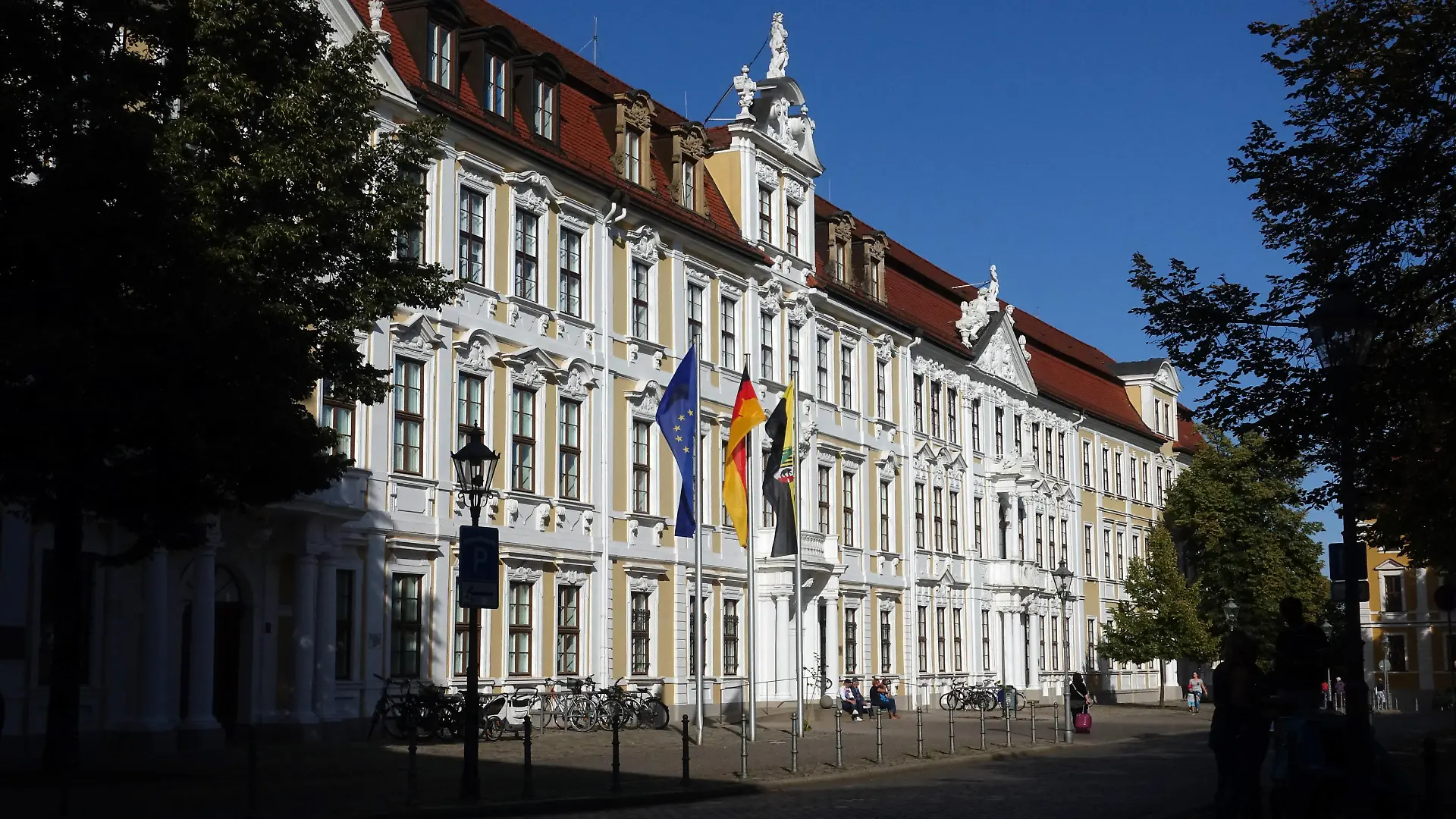 06.09.2019, Magdeburg, Sachsen-Anhalt, GER - Landtag von Sachsen-Anhalt. Architektur, aussen, Aussenaufnahme, Baukunst, Baustil, Bauweise, Bauwerk, deutsch, Deutschland, Domplatz, Europa, europaeisch, Fassade, Gebaeude, Gesellschaft, Haus, Landesparlament, Landespolitik, Landesregierung, Landesvertretung, Landtag, Landtag von Sachsen-Anhalt, Magdeburg, Menschen, Parlament, Personen, Politik, QF, Querformat, Regierung, Regierungsgebaeude, Regierungssitz, Repraesentationsgebaeude, Sachsen-Anhalt, Sehenswuerdigkeit, Stadt, Stadtansicht, Stadtbild, Stadtlandschaft, Westeuropa, Wirtschaft 190906D891MAGDEBURG.JPG *** 06 09 2019, Magdeburg, Saxony Anhalt, GER Landtag von Sachsen Anhalt Architecture, exterior, exterior view, architecture, architectural style, building style, building, German, Germany, cathedral square, Europe, European, facade