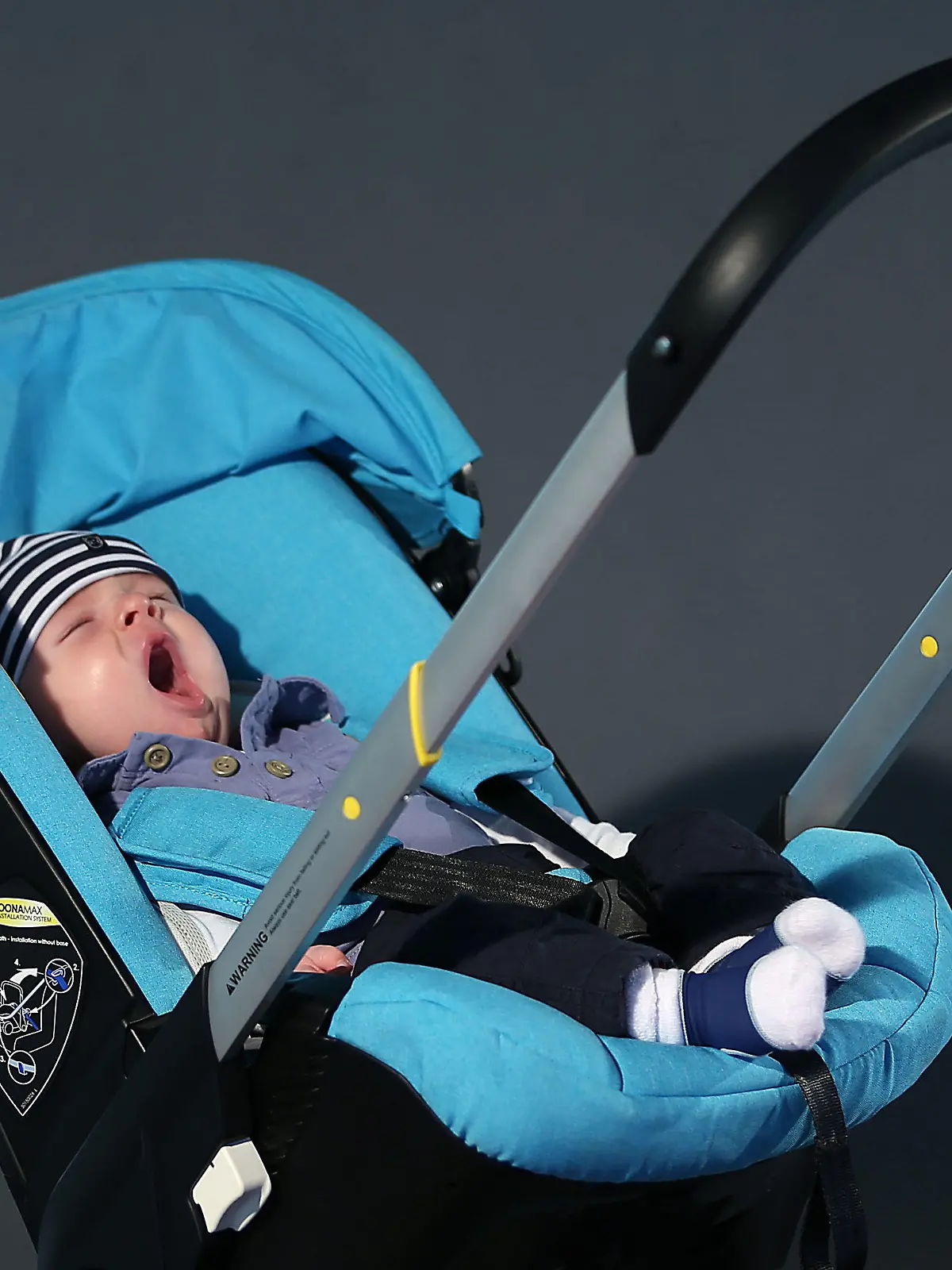 Ein Baby gähnt am 04.09.2014 in Köln (Nordrhein-Westfalen) im Kinderbuggy "doona". Die weltgrößte Messe für Kinderausstattung «Kind+Jugend» ist vom 11.-14.9.2014 in Köln zu sehen. Foto: Oliver Berg/dpa +++(c) dpa - Bildfunk+++