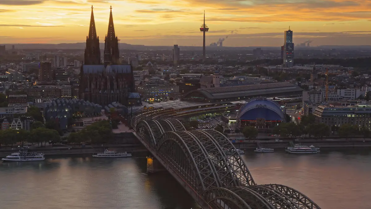 Germany, Cologne, view to the city from above at evening twilight PUBLICATIONxINxGERxSUIxAUTxHUNxONLY GFF00818
Germany Cologne View to The City from above AT evening Twilight PUBLICATIONxINxGERxSUIxAUTxHUNxONLY GFF00818