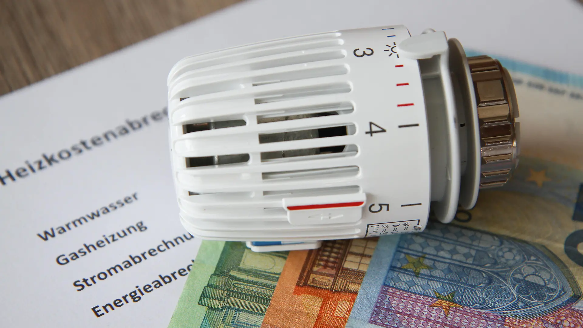  Winden Themenbild - Heizkosten, Energiekosten, Stromkosten, Sparen Themenbild - Heizkosten, Energiekosten, Stromkosten, Sparen eine Hand dreht am Regler, Thermostat eines Heizkörpers. Geldscheine liegen auf einem Heizkörper. Thermostat der Marke Heimeier von einer Heizung. Symbolbild, Themenbild, Featurebild *** Wind theme picture heating costs, energy costs, electricity costs, saving theme picture heating costs, energy costs, electricity costs, saving a hand turns the regulator, thermostat of a radiator banknotes lie on a radiator thermostat of the brand Heimeier of a heating symbol picture, theme picture, feature picture Copyright: xFleigx/xEibner-Pressefotox EP_dfg