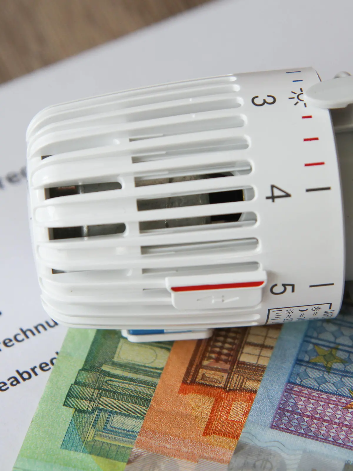  Winden Themenbild - Heizkosten, Energiekosten, Stromkosten, Sparen Themenbild - Heizkosten, Energiekosten, Stromkosten, Sparen eine Hand dreht am Regler, Thermostat eines Heizkörpers. Geldscheine liegen auf einem Heizkörper. Thermostat der Marke Heimeier von einer Heizung. Symbolbild, Themenbild, Featurebild *** Wind theme picture heating costs, energy costs, electricity costs, saving theme picture heating costs, energy costs, electricity costs, saving a hand turns the regulator, thermostat of a radiator banknotes lie on a radiator thermostat of the brand Heimeier of a heating symbol picture, theme picture, feature picture Copyright: xFleigx/xEibner-Pressefotox EP_dfg