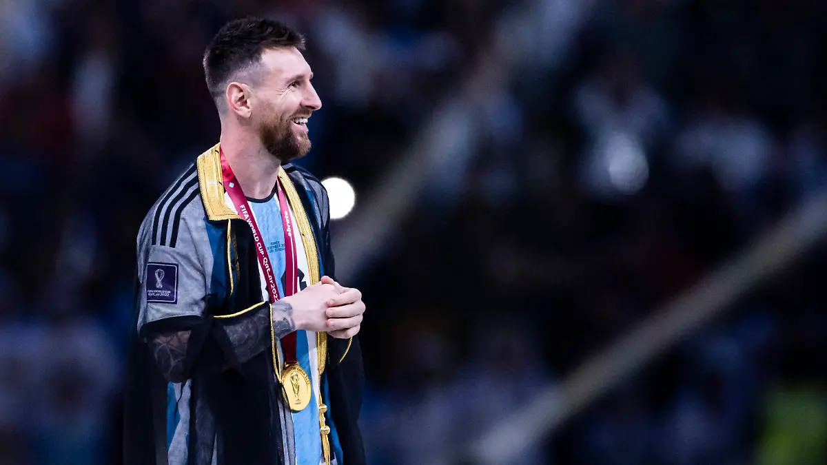 ARCHIV - 18.12.2022, Katar, Lusail: Fußball: WM, Argentinien - Frankreich, Finalrunde, Finale, Lusail Stadion, Argentiniens Lionel Messi steht mit einem schwarzen Bischt bei der Siegerehrung. Ihn könnte es von Paris nach Saudi-Arabien ziehen. (zu dpa: «Supermacht dank Superstars? Saudi-Arabien strebt nach oben») Foto: Tom Weller/dpa +++ dpa-Bildfunk +++