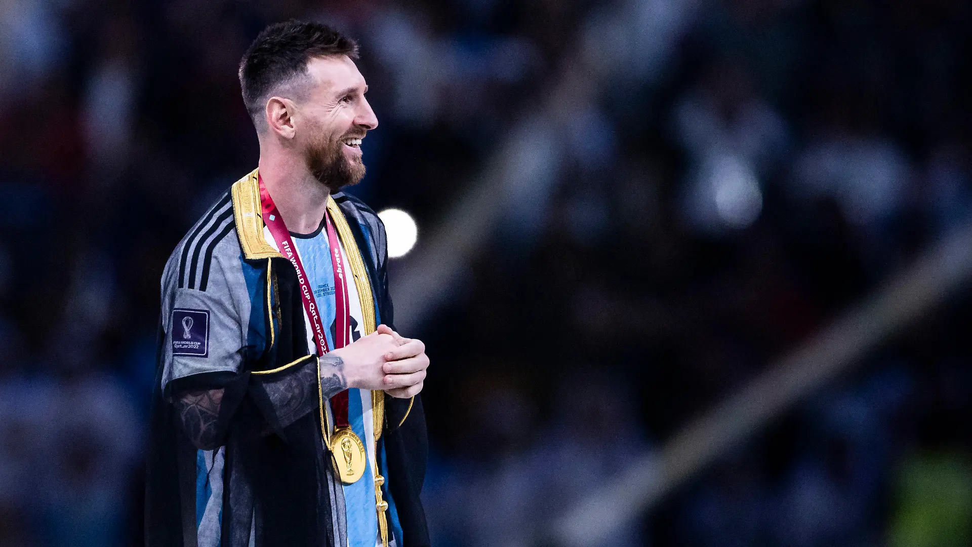 ARCHIV - 18.12.2022, Katar, Lusail: Fußball: WM, Argentinien - Frankreich, Finalrunde, Finale, Lusail Stadion, Argentiniens Lionel Messi steht mit einem schwarzen Bischt bei der Siegerehrung. Ihn könnte es von Paris nach Saudi-Arabien ziehen. (zu dpa: «Supermacht dank Superstars? Saudi-Arabien strebt nach oben») Foto: Tom Weller/dpa +++ dpa-Bildfunk +++