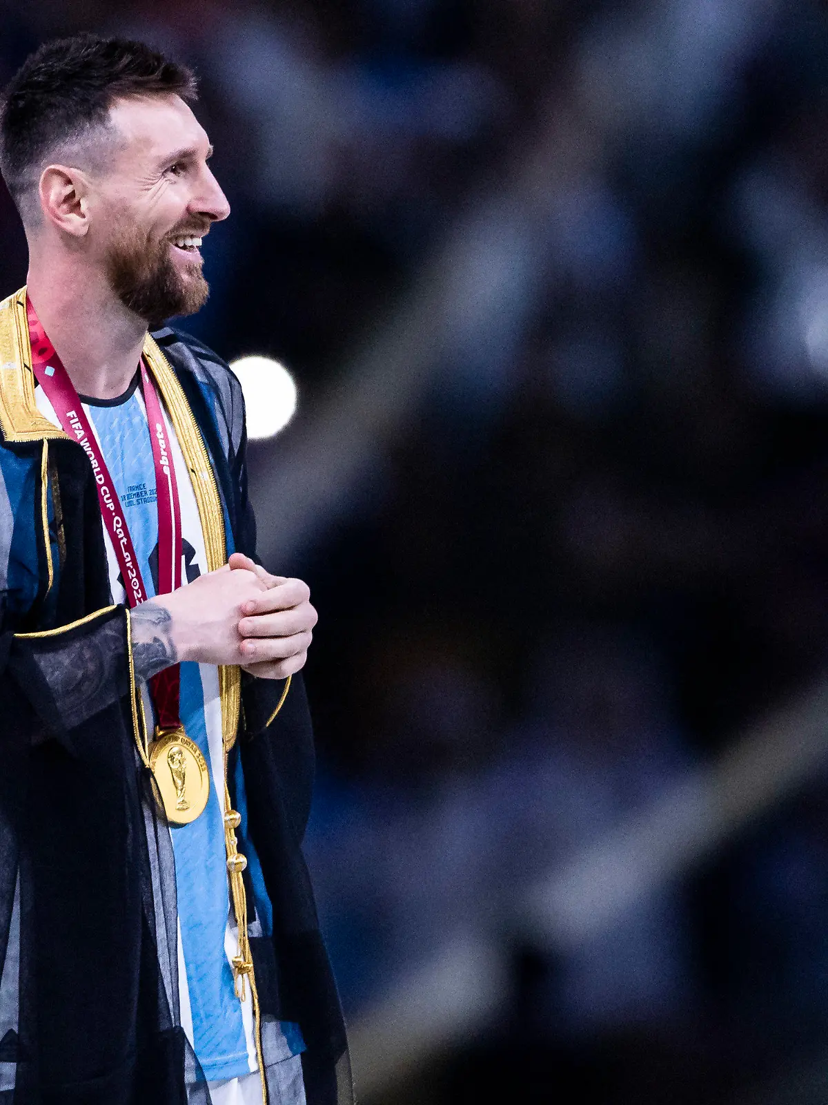 ARCHIV - 18.12.2022, Katar, Lusail: Fußball: WM, Argentinien - Frankreich, Finalrunde, Finale, Lusail Stadion, Argentiniens Lionel Messi steht mit einem schwarzen Bischt bei der Siegerehrung. Ihn könnte es von Paris nach Saudi-Arabien ziehen. (zu dpa: «Supermacht dank Superstars? Saudi-Arabien strebt nach oben») Foto: Tom Weller/dpa +++ dpa-Bildfunk +++