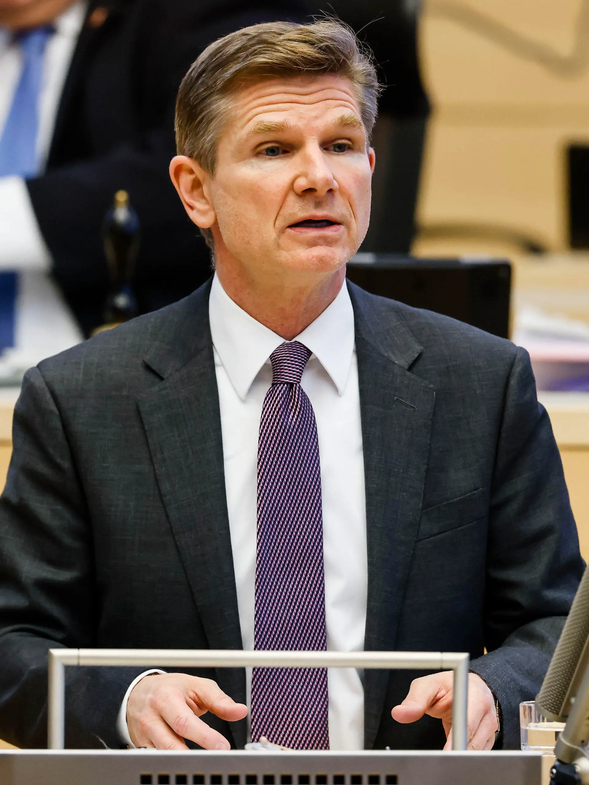 10.01.2022, Schleswig-Holstein, Kiel: Gesundheitsminister Heiner Garg (FDP) spricht während einer Regierungserklärung. Die Mitglieder des schleswig-holsteinischen Landtags hatten sich zu einer Sondersitzung zur Corona-Lage getroffen. Foto: Frank Molter/dpa +++ dpa-Bildfunk +++