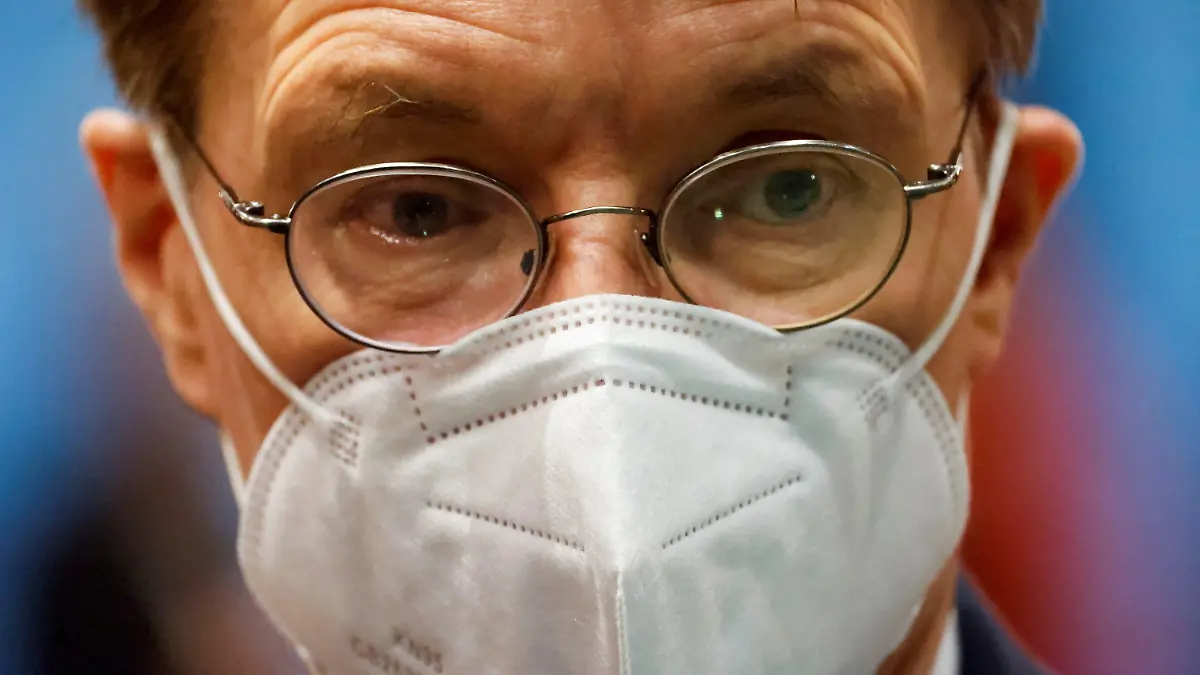 05.01.2022, Berlin: Karl Lauterbach (SPD), Bundesminister für Gesundheit, kommt zur ersten Kabinettssitzung in diesem Jahr. Vor den Bund-Länder-Beratungen zur Corona-Lage am Freitag (07.01.2022) hat sich Lauterbach einem Medienbericht zufolge für härtere Kontaktbeschränkungen ausgesprochen. Foto: Hannibal Hanschke/Reuters/Pool/dpa +++ dpa-Bildfunk +++