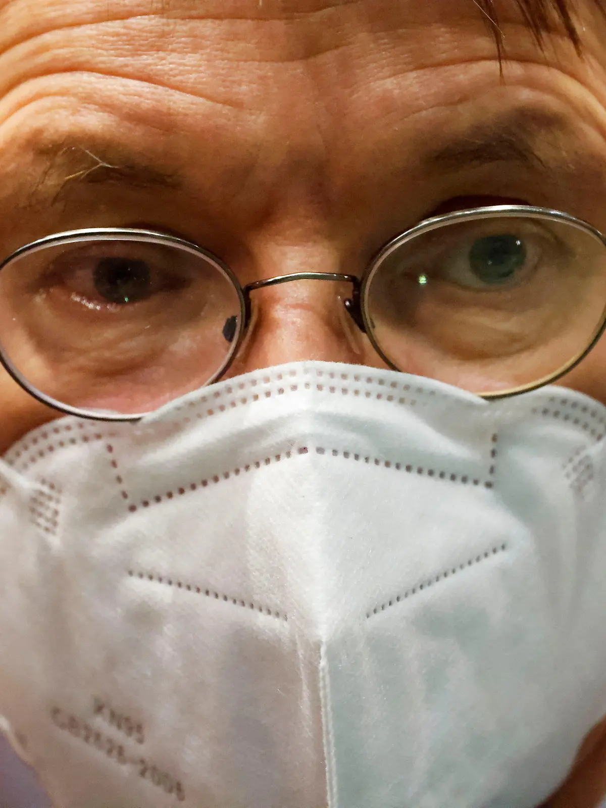 05.01.2022, Berlin: Karl Lauterbach (SPD), Bundesminister für Gesundheit, kommt zur ersten Kabinettssitzung in diesem Jahr. Vor den Bund-Länder-Beratungen zur Corona-Lage am Freitag (07.01.2022) hat sich Lauterbach einem Medienbericht zufolge für härtere Kontaktbeschränkungen ausgesprochen. Foto: Hannibal Hanschke/Reuters/Pool/dpa +++ dpa-Bildfunk +++