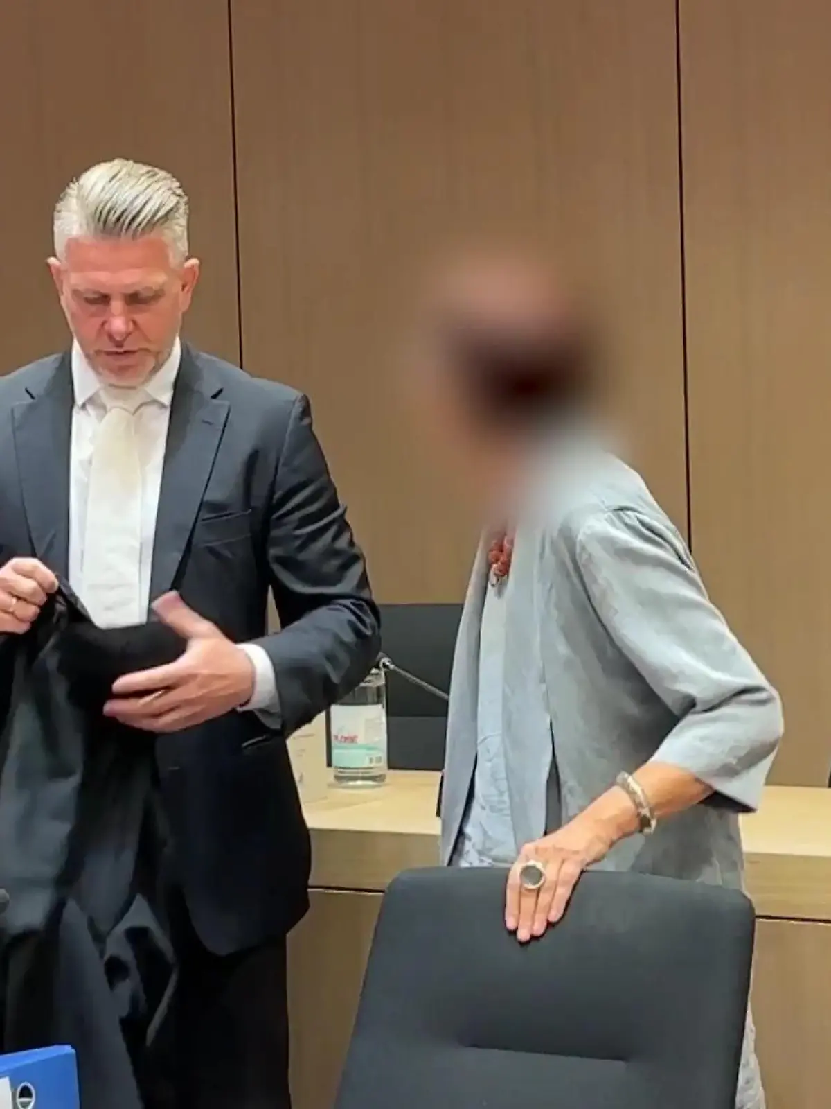 Vor dem Bochumer Landgericht muss sich ab heute eine Hebamme verantworten. Ihr wird fahrlässige Tötung bei einer Hausgeburt vorgeworfen.