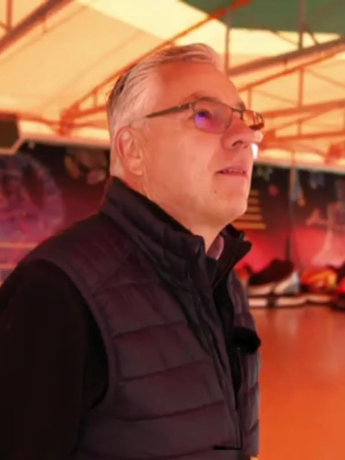 Der Autoscooter darf für viele auf der Kirmes nicht fehlen. Seit mittlerweile acht Generationen betreibt eine Familie aus Aachen ihr Geschäft auf der Kirmes. Jetzt ist es an der Zeit für den Vater sich aus dem Betrieb zurückzuziehen und den Autoscooter an seinen Sohn zu übergeben.