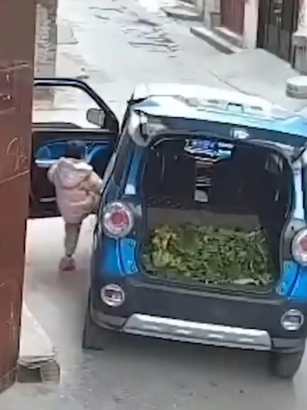 Vierjährige fährt in China mit Auto los