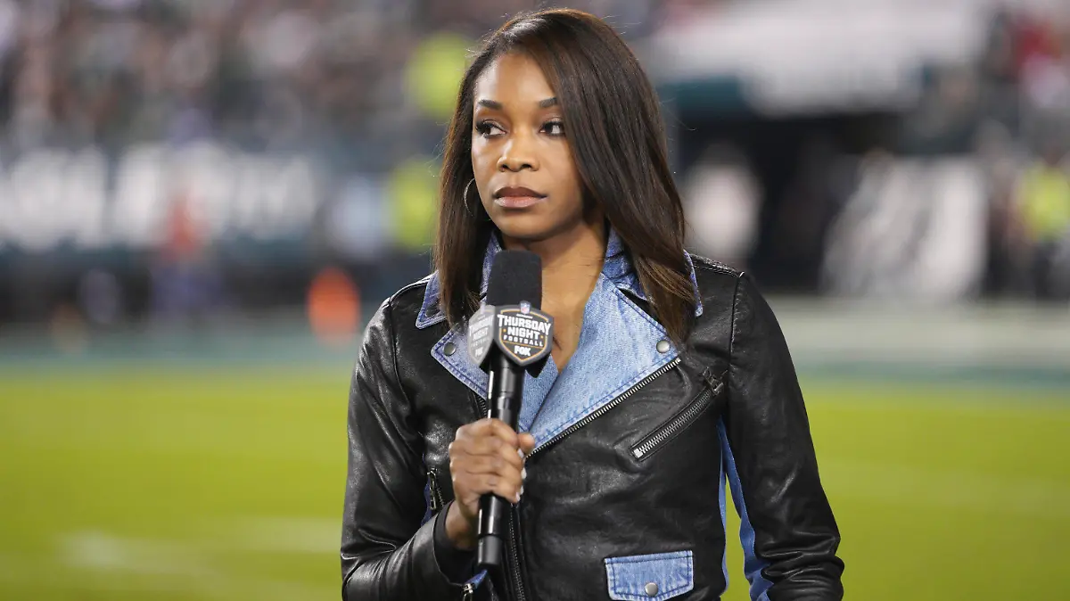PHILADELPHIA, PA - OCTOBER 14: Fox Sports sideline reporter Kristina Pink looks on during the game between the Philadelphia Eagles and the Tampa Bay Buccaneers on October 14, 2021 at Lincoln Financial Field in Philadelphia, PA. Photo by Andy Lewis/Icon Sportswire NFL, American Football Herren, USA OCT 14 Buccaneers at Eagles Icon211014041