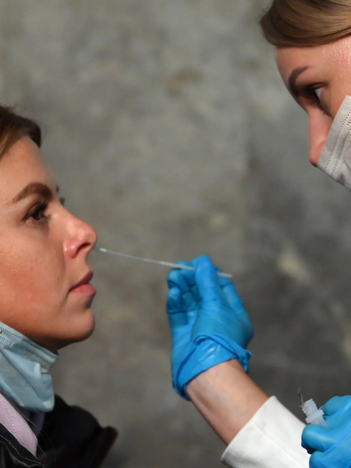 Russia Coronavirus Testing 6684545 29.10.2021 A woman undergoes rapid testing for COVID-19, at Belorusskaya metro station, in Moscow, Russia. The rapid antigen test for coronavirus infection allows the diagnosis of COVID-19 in 15 minutes with a high probability, but its result does not indicate a diagnosis, but only a probability of a disease. Maksim Blinov / Sputnik Moscow Russia PUBLICATIONxINxGERxSUIxAUTxONLY Copyright: xMaksimxBlinovx 
