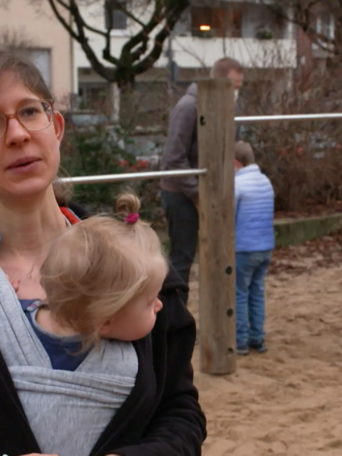 Viele Eltern machen sich zum Schulstart Sorgen, dass ihre Kinder sich die hochansteckende Omikron-Variante einfangen können – und behalten sie deshalb Zuhause. Bei diese Familie gab es schon Konsequenzen. Alexandra und ihr Mann sind besorgt um ihren Sohn, befürchten eine Coronainfektion und ließen ihn zu Hause.