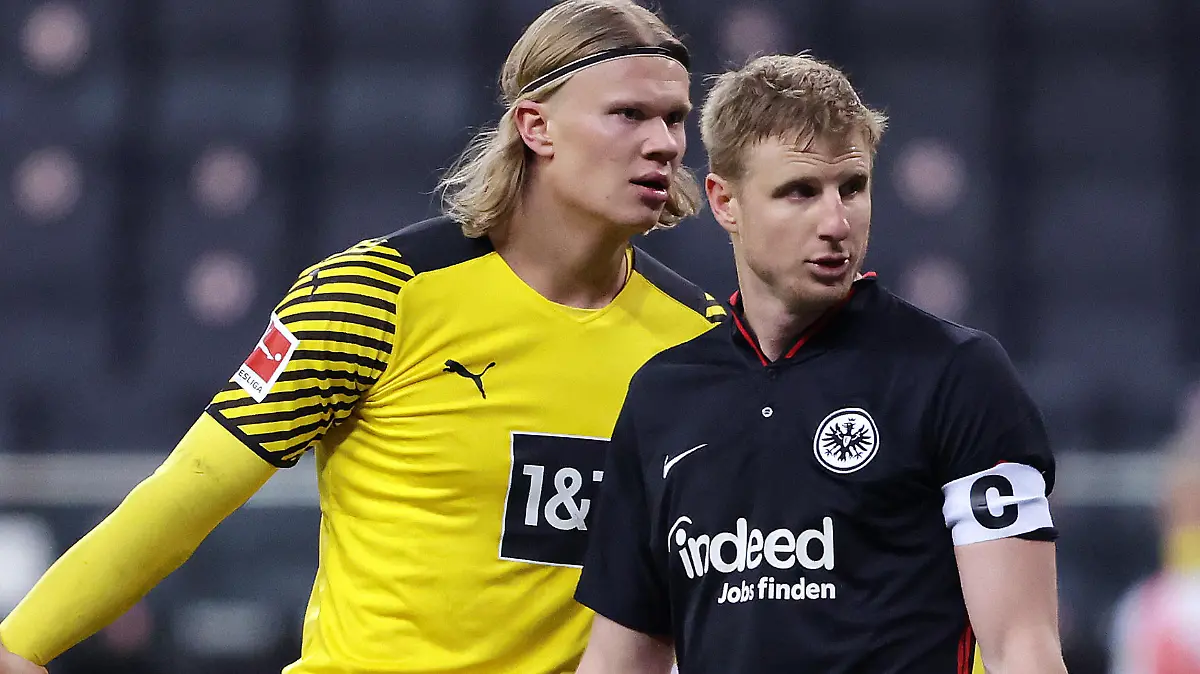 Schiedsrichter Robert Schröder zeigt Erling Haaland (-9-, BVB) und Martin Hinteregger (-13-, Frankfurt) die Gelbe Karte. DFL regulations prohibit any use of photographs as image sequences and/or quasi-video.
