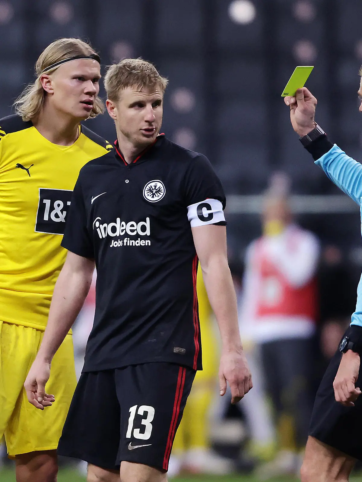 Schiedsrichter Robert Schröder zeigt Erling Haaland (-9-, BVB) und Martin Hinteregger (-13-, Frankfurt) die Gelbe Karte. DFL regulations prohibit any use of photographs as image sequences and/or quasi-video.