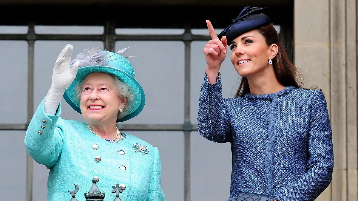 (FILE) - Britain's Queen Elizabeth II (C), her grandson Prince William, Duke of Cambridge (L) and his wife Catherine, Duchess of Cambridge wave on the balcony at the Council House Prince in Nottingham, Britain, 13 June 2012. EPA/RUI VIEIRA / PA WIRE UK AND IRELAND OUT EDITORIAL USE ONLY (zu: "Erstes Fußballspiel im Garten des Buckingham Palastes" vom 03.09.2013) +++(c) dpa - Bildfunk+++