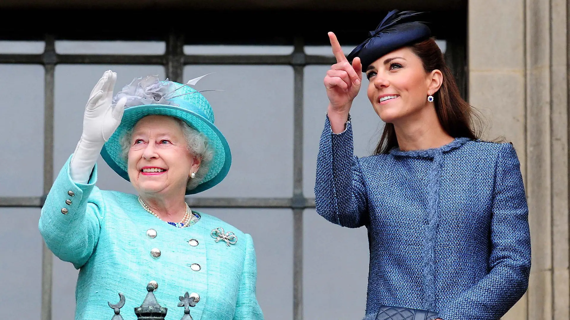 (FILE) - Britain's Queen Elizabeth II (C), her grandson Prince William, Duke of Cambridge (L) and his wife Catherine, Duchess of Cambridge wave on the balcony at the Council House Prince in Nottingham, Britain, 13 June 2012. EPA/RUI VIEIRA / PA WIRE UK AND IRELAND OUT EDITORIAL USE ONLY (zu: "Erstes Fußballspiel im Garten des Buckingham Palastes" vom 03.09.2013) +++(c) dpa - Bildfunk+++