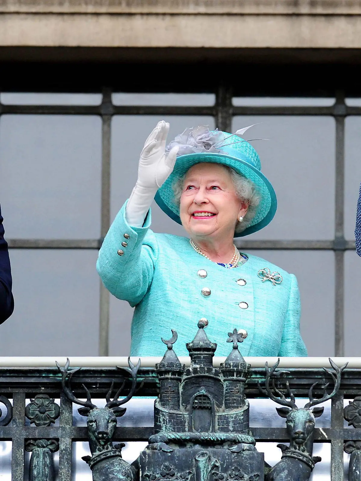 (FILE) - Britain's Queen Elizabeth II (C), her grandson Prince William, Duke of Cambridge (L) and his wife Catherine, Duchess of Cambridge wave on the balcony at the Council House Prince in Nottingham, Britain, 13 June 2012. EPA/RUI VIEIRA / PA WIRE UK AND IRELAND OUT EDITORIAL USE ONLY (zu: "Erstes Fußballspiel im Garten des Buckingham Palastes" vom 03.09.2013) +++(c) dpa - Bildfunk+++