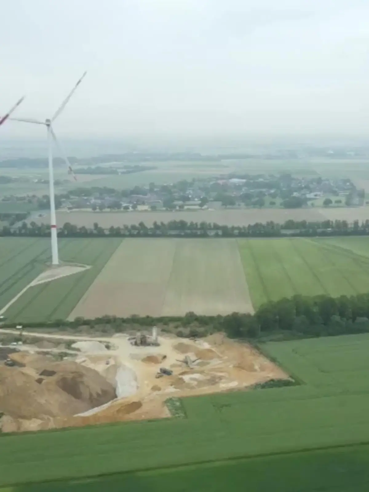 NRW-Bauministerin Scharrenbach stellt heute den Gesetzentwurf zur Änderung der Landesbauordnung fest. Ab dem Januar 2025 gilt z.B. für neue Wohnhäuser eine Photovoltaikpflicht auf dem Dach.