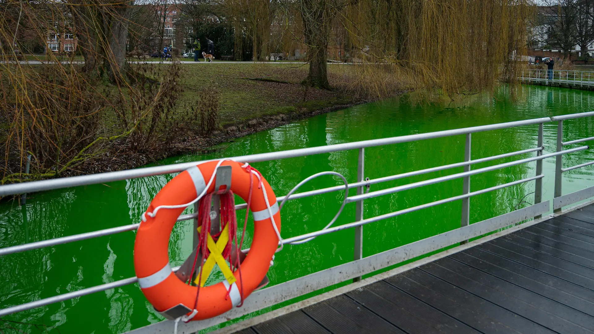Kiel, 9. Januar 2022, Hot Spot für Spaziergänger heute in der Innenstadt. Das Wasser des Kleinen Kiel See im Hiroshimapark färbte sich am Morgen hellgrün. Ein Fernwärmerohr ist geplatzt und die Leckage wird durch Einfärben des Wassers gesucht. Die ganze Innenstadt ist seit Stunden ohne Heizung und Warmwasser. *** Kiel, 9 January 2022, hot spot for walkers today in the city center The water of the Small Kiel Lake in Hiroshimapark turned bright green in the morning A district heating pipe has burst and the leakage is searched by coloring the water The whole city center has been without heating and hot water for hours