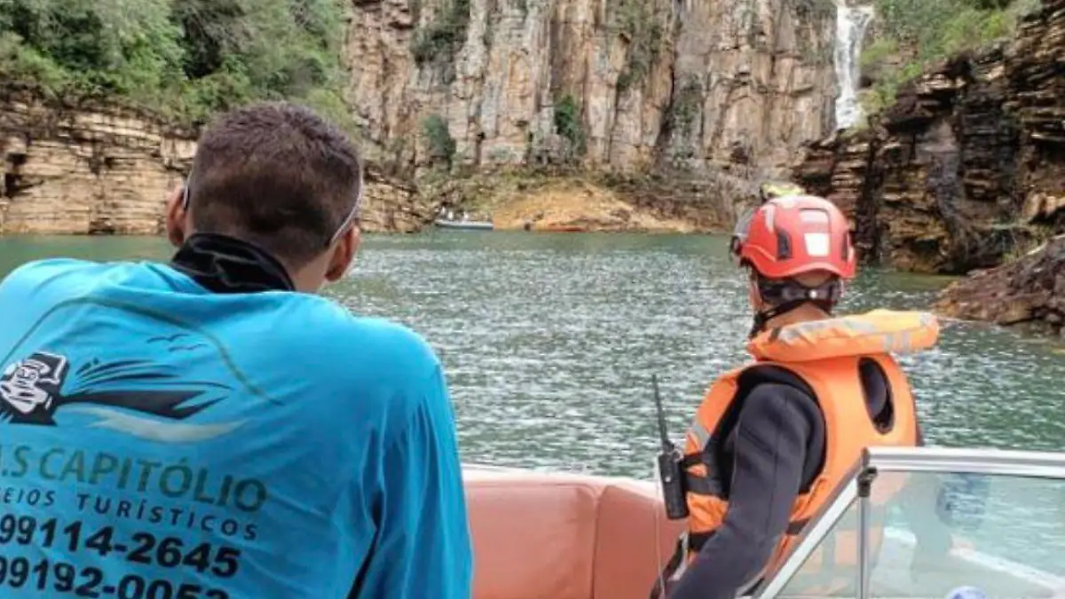 Taucher suchen den See Furnas nach Vermissten ab