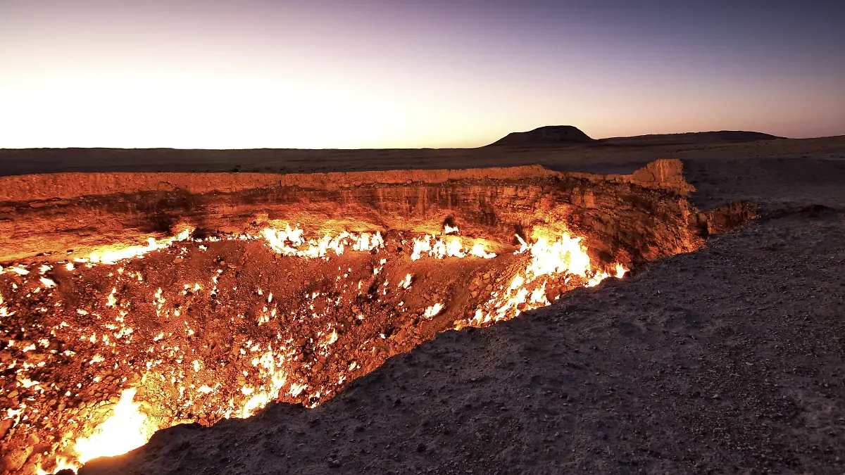 Feuerkrater, Gaskrater, Krater von Derweze, Darwaza, Tor zur Hölle , Wüste Karakum, Dashoguz, Turkmenistan, Asien ibxdkr03948784.jpg
Crater from Darwaza goal to Hell Desert Turkmenistan Asia ibxdkr03948784 JPG
