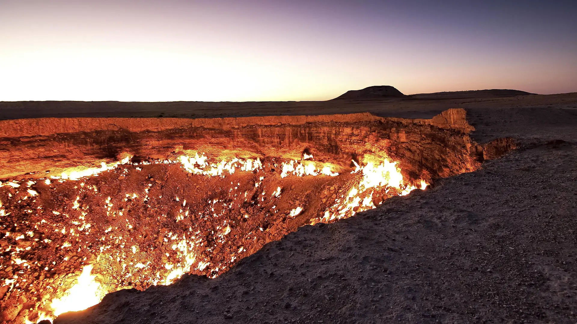 Feuerkrater, Gaskrater, Krater von Derweze, Darwaza, Tor zur Hölle , Wüste Karakum, Dashoguz, Turkmenistan, Asien ibxdkr03948784.jpg
Crater from Darwaza goal to Hell Desert Turkmenistan Asia ibxdkr03948784 JPG