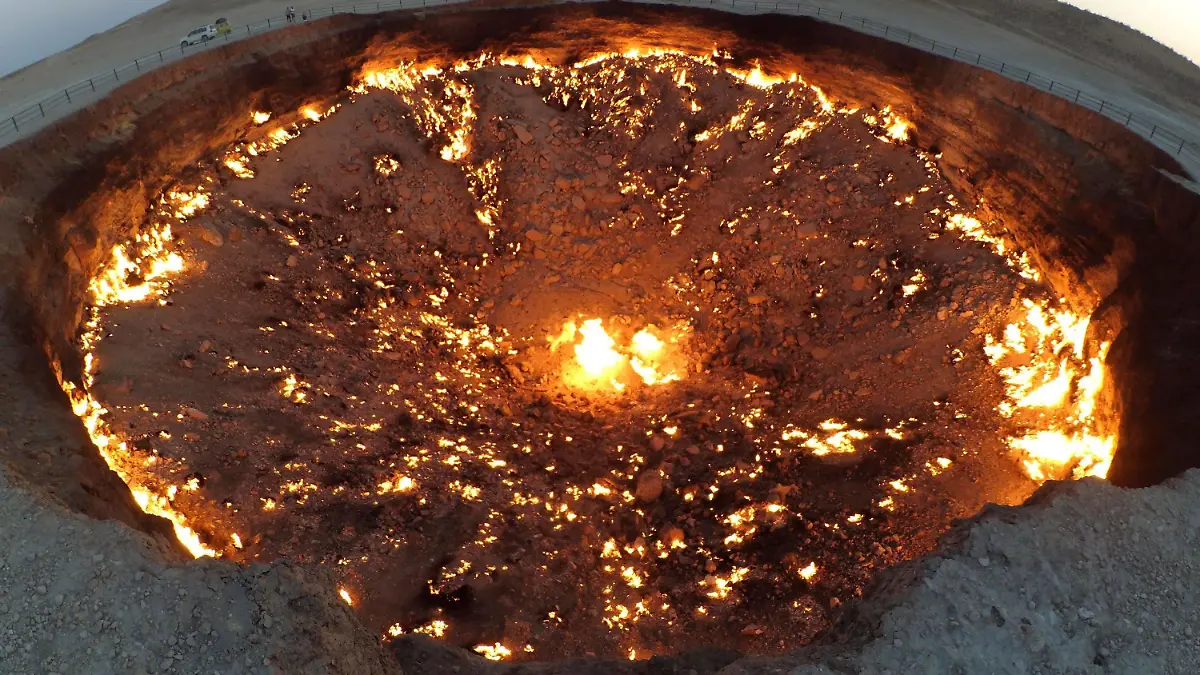September 28, 2018 - Derweze, Turkmenistan - The Darvaza gas crater, known locally as the Door to Hell or Gates of Hell , is a natural gas field collapsed into an underground cavern located in Derweze, Turkmenistan. Geologists set it on fire to prevent the spread of methane gas, and it is thought to have been burning continuously since 1971. The diameter of the crater is 69 metres (226 ft), and its depth is 30 metres (98 ft). The crater is a popular tourist attraction. Since 2009, 50,000 tourists have visited the site. Derweze Turkmenistan PUBLICATIONxINxGERxSUIxAUTxONLY - ZUMAs145 20180928_zaa_s145_036 Copyright: xZhaoxJunchaox