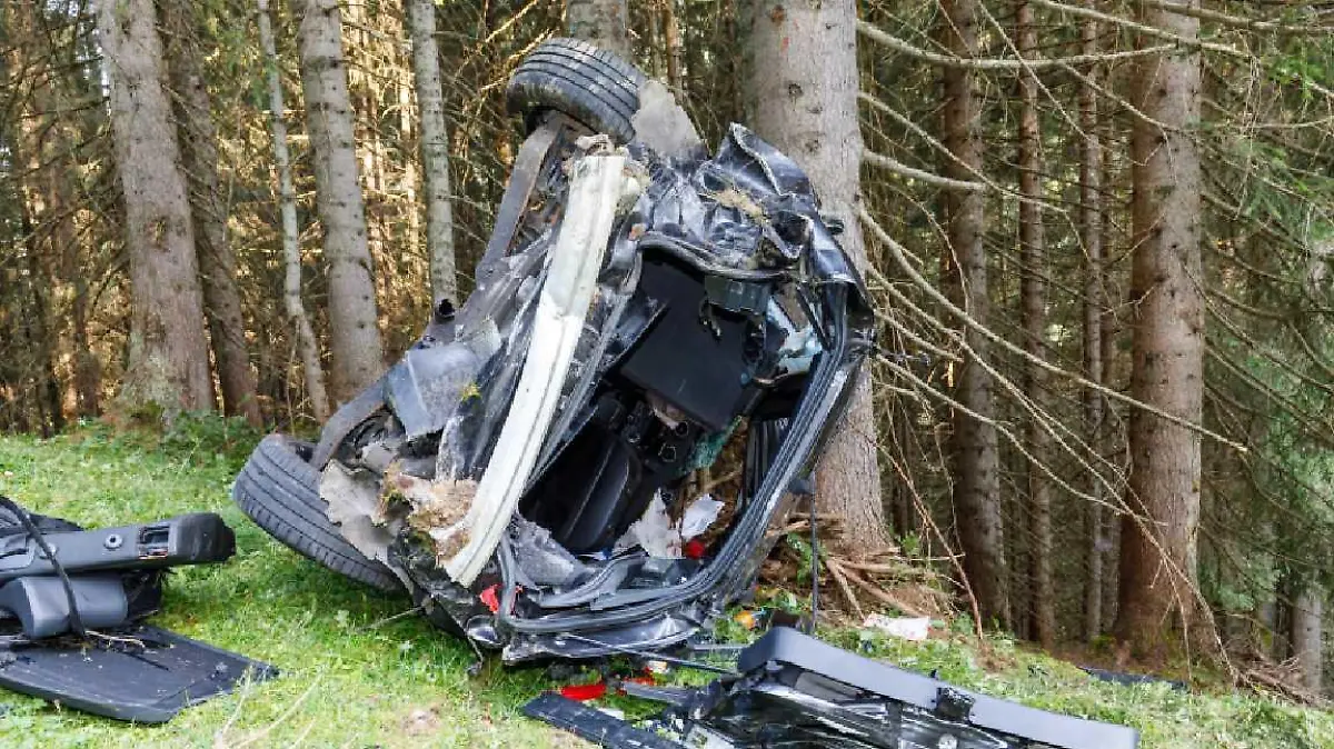 In diesem demolierten Auto war der Fahrer 19 Stunden eingeklemmt!