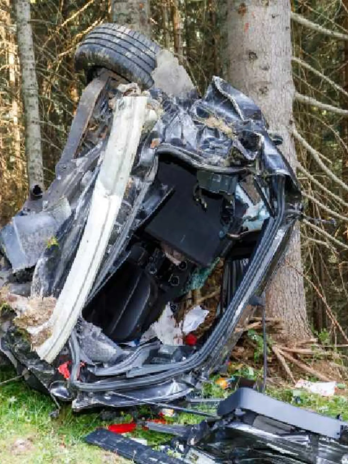 In diesem demolierten Auto war der Fahrer 19 Stunden eingeklemmt!