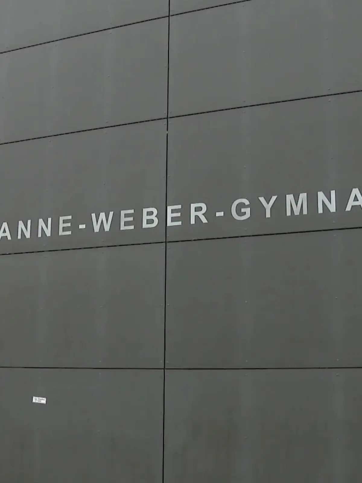 Eigentlich sollten die Abiturienten in Lemgo in Feierlaune sein. Aber die Stimmung ist getrübt. Um den Abiball zu finanzieren, hatten Schüler ein Spendenkonto eröffnet. 27.000 Euro sind dort eingegangen. Und die sind jetzt verschwunden. Zwar existiert das Stufen-Konto der Abiklasse noch, aber das Geld ist nicht mehr drauf. Ein ehemaliger Schüler hatte das Konto betreut. Jetzt ermittelt die Polizei.