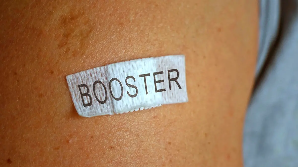  30.11.2021, Booster-Impfungen Symbolbild, ein Impf-Patient hat seine Booster-Impfung 3.Impfung in den Oberarm bekommen. Ein kleines Pflaster klebt danach auf der Einstichstelle. Bildmontage M 30.11.2021, Booster-Impfungen Covid-19 Symbolbild 30.11.2021, Booster-Impfungen Covid-19 Symbolbild *** 30 11 2021, booster vaccinations symbol picture, a vaccination patient has received his booster vaccination 3 vaccination in the upper arm A small plaster sticks on the injection site afterwards picture montage M 30 11 2021, booster vaccinations Covid 19 symbol picture 30 11 2021, booster vaccinations Covid 19 symbol picture