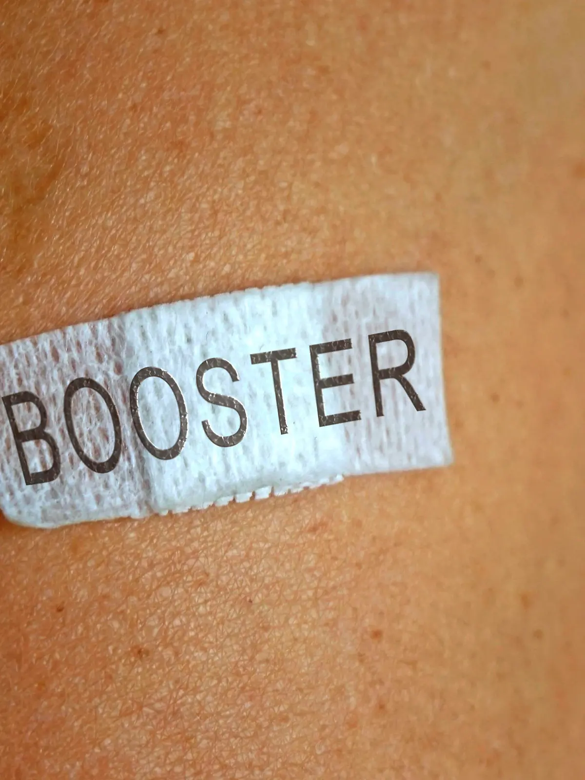  30.11.2021, Booster-Impfungen Symbolbild, ein Impf-Patient hat seine Booster-Impfung 3.Impfung in den Oberarm bekommen. Ein kleines Pflaster klebt danach auf der Einstichstelle. Bildmontage M 30.11.2021, Booster-Impfungen Covid-19 Symbolbild 30.11.2021, Booster-Impfungen Covid-19 Symbolbild *** 30 11 2021, booster vaccinations symbol picture, a vaccination patient has received his booster vaccination 3 vaccination in the upper arm A small plaster sticks on the injection site afterwards picture montage M 30 11 2021, booster vaccinations Covid 19 symbol picture 30 11 2021, booster vaccinations Covid 19 symbol picture