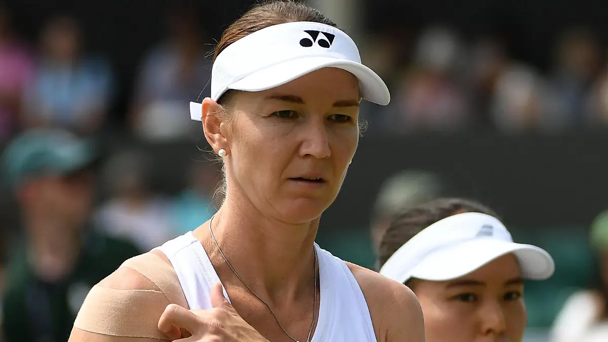 (190705) -- LONDON, July 5, 2019 (Xinhua) -- Ninomiya Makoto/Renata Voracova (L) react during the women's doubles second round match against China's Zheng Saisai and Duan Yingying at the 2019 Wimbledon Tennis Championships in London, Britain, on July 5, 2019. (Xinhua/Lu Yang)