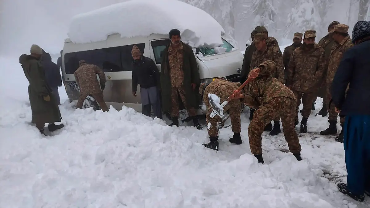 HANDOUT - 08.01.2022, Pakistan, Murree: Dieses von der Inter Services Public Relations zur Verfügung gestellte Foto zeigt Soldaten, die sich an einer Rettungsaktion in einem von starkem Schneefall betroffenen Gebiet etwa 45 Kilometer nördlich der Hauptstadt Islamabad beteiligen. Nach einem heftigen Wintereinbruch sind in einem beliebten Bergresort im Norden Pakistans mindestens 21 Urlauber ums Leben gekommen. Dies teilte der Zivilschutz am Samstag, 08.01.2021, mit. Foto: -/Inter Services Public Relations/AP/dpa - ACHTUNG: Nur zur redaktionellen Verwendung und nur mit vollständiger Nennung des vorstehenden Credits +++ dpa-Bildfunk +++