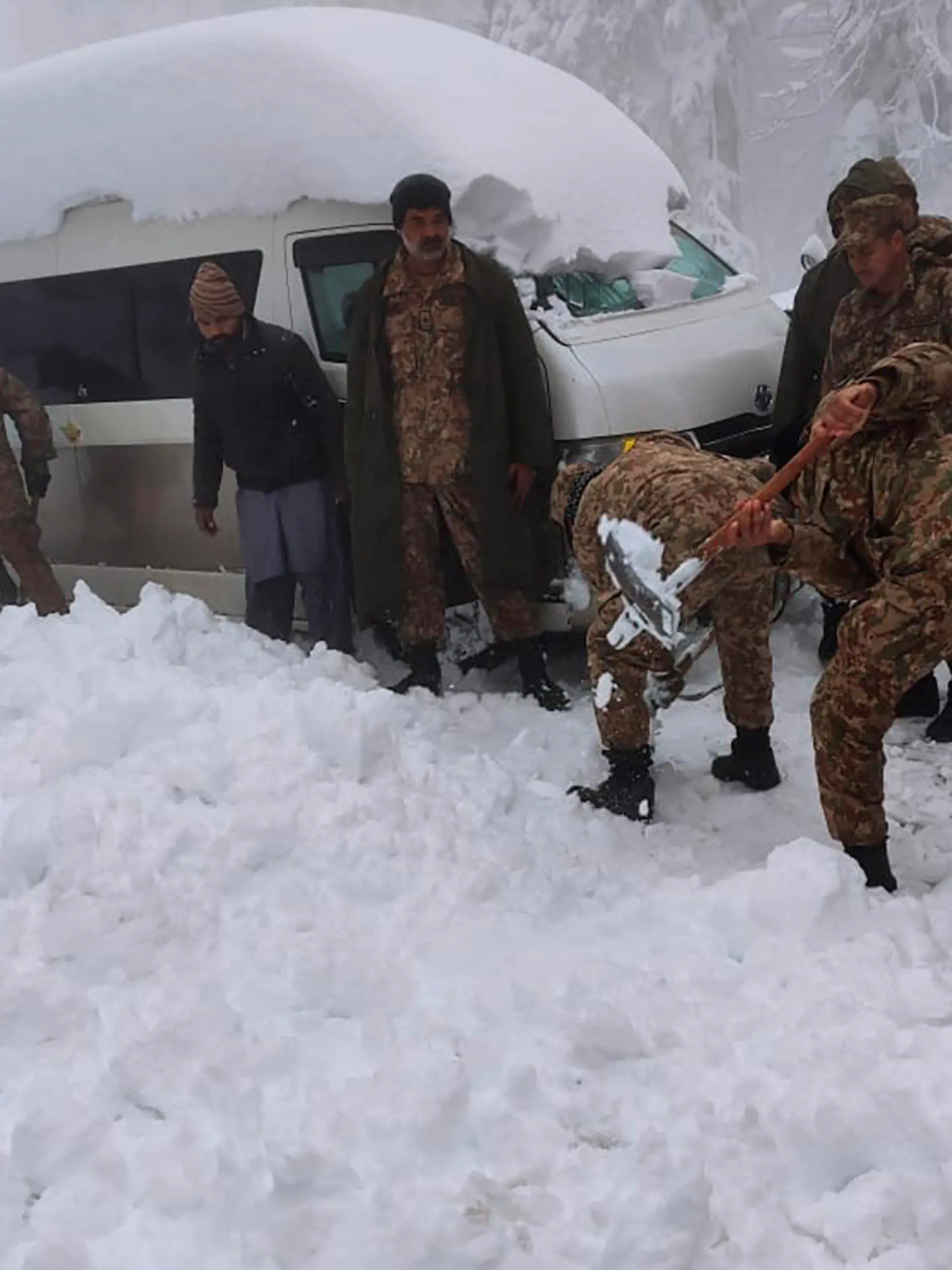 HANDOUT - 08.01.2022, Pakistan, Murree: Dieses von der Inter Services Public Relations zur Verfügung gestellte Foto zeigt Soldaten, die sich an einer Rettungsaktion in einem von starkem Schneefall betroffenen Gebiet etwa 45 Kilometer nördlich der Hauptstadt Islamabad beteiligen. Nach einem heftigen Wintereinbruch sind in einem beliebten Bergresort im Norden Pakistans mindestens 21 Urlauber ums Leben gekommen. Dies teilte der Zivilschutz am Samstag, 08.01.2021, mit. Foto: -/Inter Services Public Relations/AP/dpa - ACHTUNG: Nur zur redaktionellen Verwendung und nur mit vollständiger Nennung des vorstehenden Credits +++ dpa-Bildfunk +++