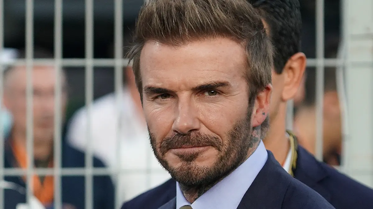 ARCHIV - 21.11.2021, Katar, Lusail: David Beckham, ehemaliger Fußballprofi, steht vor Rennbeginn der Formel-1-Weltmeisteschaft Grand Prix von Katar auf der Strecke. (zu dpa «David Beckham steht in der Warteschlange für Blick auf Queen-Sarg») Foto: Hasan Bratic/dpa +++ dpa-Bildfunk +++