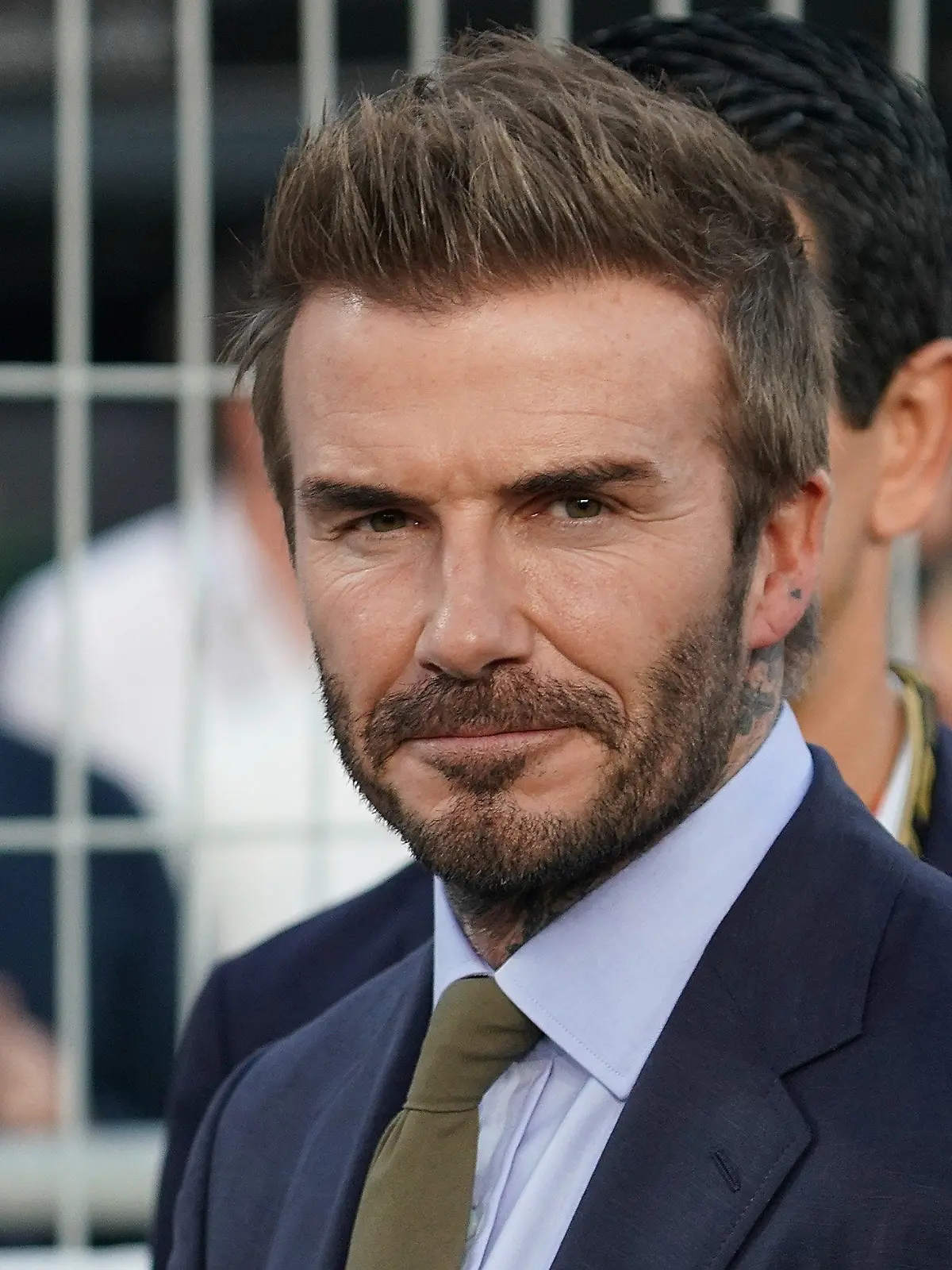ARCHIV - 21.11.2021, Katar, Lusail: David Beckham, ehemaliger Fußballprofi, steht vor Rennbeginn der Formel-1-Weltmeisteschaft Grand Prix von Katar auf der Strecke. (zu dpa «David Beckham steht in der Warteschlange für Blick auf Queen-Sarg») Foto: Hasan Bratic/dpa +++ dpa-Bildfunk +++