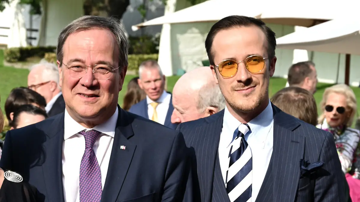 ARCHIV - 16.07.2019, Nordrhein-Westfalen, Köln: Der Ministerpräsident von Nordrhein-Westfalen, Armin Laschet (M, CDU), seine Frau Susanne Laschet (l) und Sohn Johannes Laschet bei der MediaNight beim Reittunier CHIO 2019. Johannes «Joe» Laschet hatte dem Mode-Unternehmen van Laack den Kontakt zu seinem Vater hergestellt, als zu Beginn der Pandemie Masken-Produzenten gesucht wurden (zu dpa: «NRW kauft van Laack-Masken: SPD hat Fragen zur Rolle von Laschet-Sohn») Foto: Henning Kaiser/dpa +++ dpa-Bildfunk +++
