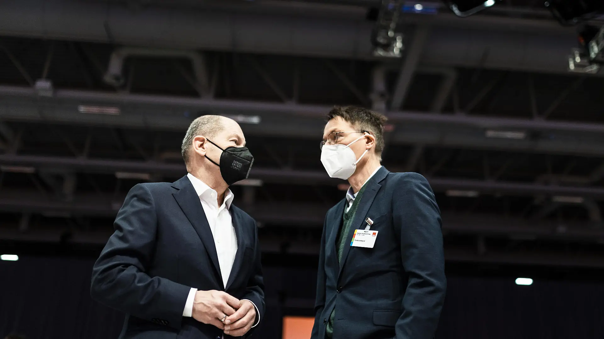 L-R Olaf Scholz, Bundeskanzler, und Karl Lauterbach, Bundesminister fuer Gesundheit, aufgenommen im Rahmen des SPD-Bundesparteitages in Berlin, 11.12.2021. Bei diesem Parteitag drei Tage nach der Vereidigung der neuen Bundesregierung sucht die SPD einen neuen Bundesvorsitzenden, der den scheidenden Vorsitzenden Norbert Walter-Borjans im Amt ersetzt. Berlin Deutschland *** L R Olaf Scholz, Chancellor, and Karl Lauterbach, Federal Minister of Health, photographed at the SPD federal party convention in Berlin, 11 12 2021 At this party convention three days after the new federal government was sworn in, the SPD is looking for a new federal leader to replace outgoing leader Norbert Walter Borjans in office Berlin Germany Copyright: xFlorianxGaertner/photothek.dex