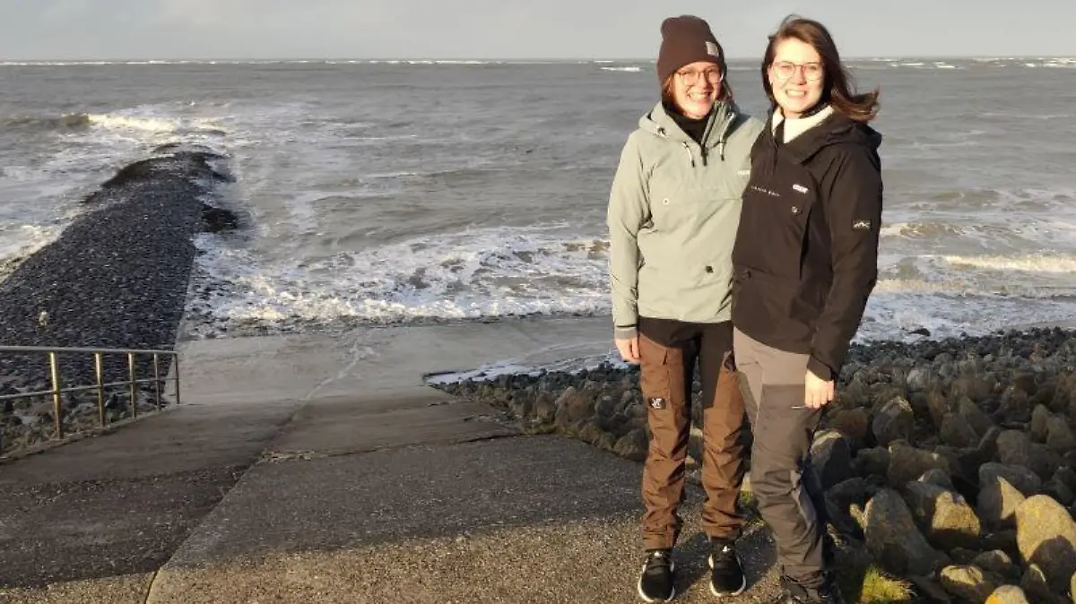 Catharina Zech (re.) und Freundin Luzie (li.) nahe dem Fundort bei Hochwasser